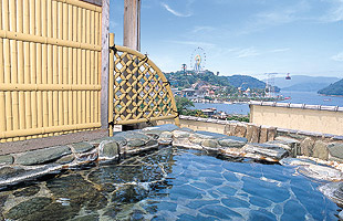 特別室 春待月：客室専用露天風呂から浜名湖が眺望できます。