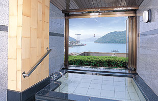 特別室 風待月：内風呂から浜名湖が眺望できます。